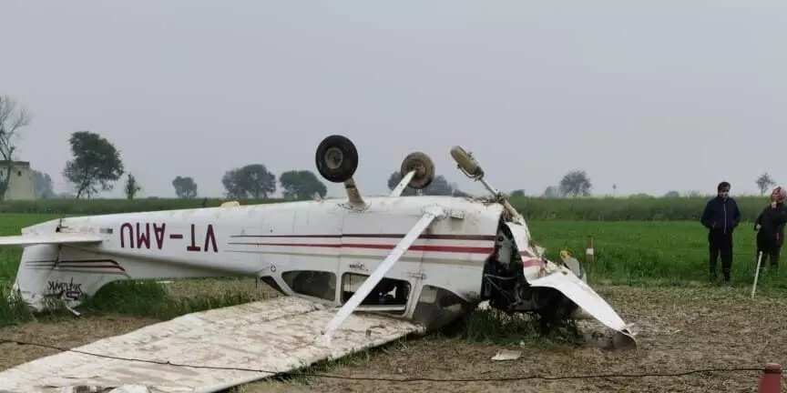 Photo of यूपी में एक बड़ा हादसा, खेत में गिरा ट्रेनी एयरक्राफ्ट
