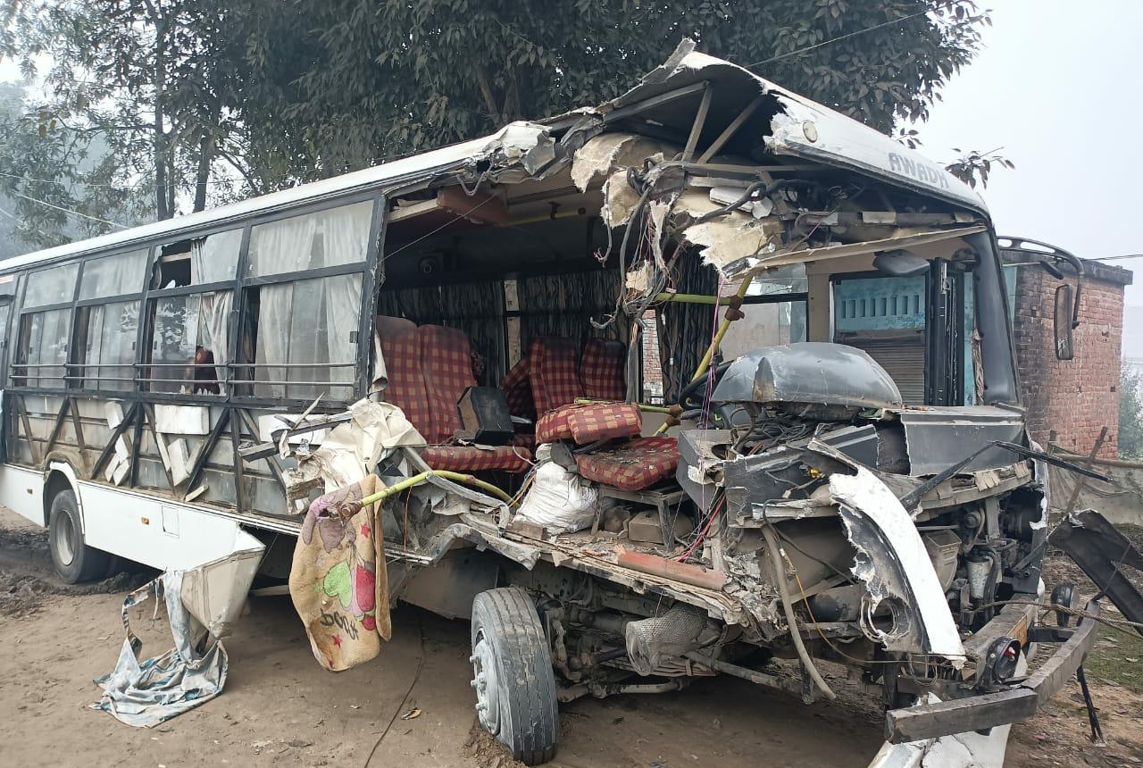 Photo of अयोध्या में बस व ट्रक की जोरदार टक्कर, एक की मौत और लोग घायल
