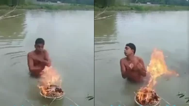 Photo of नदी में नहा रहे युवक ने ठंड से बचने के लिए लगाया ऐसा जुगाड़, जिसे देखकर सिर पकड़ लेगें आप