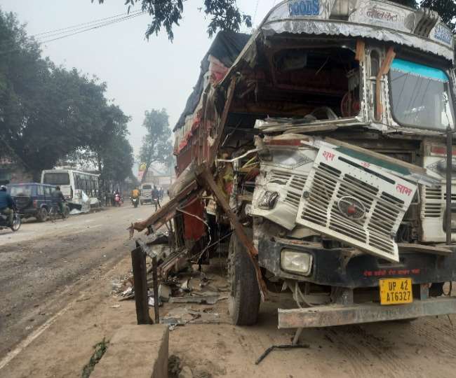 Photo of अयोध्या में कोहरे के वजह से निजी यात्री बस और ट्रक में हुई जोरदार टक्कर, एक यात्री ने मौके पर ही तोड़ा दम जबकि 16 लोग घायल…
