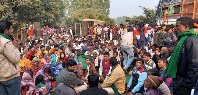 Photo of भाकियू अवध ने ग्रामीणों के साथ मिलकर बेसहारा गोवंश को लेकर किया धरना-प्रदर्शन, वैकल्पिक व्यवस्था करने की मांग