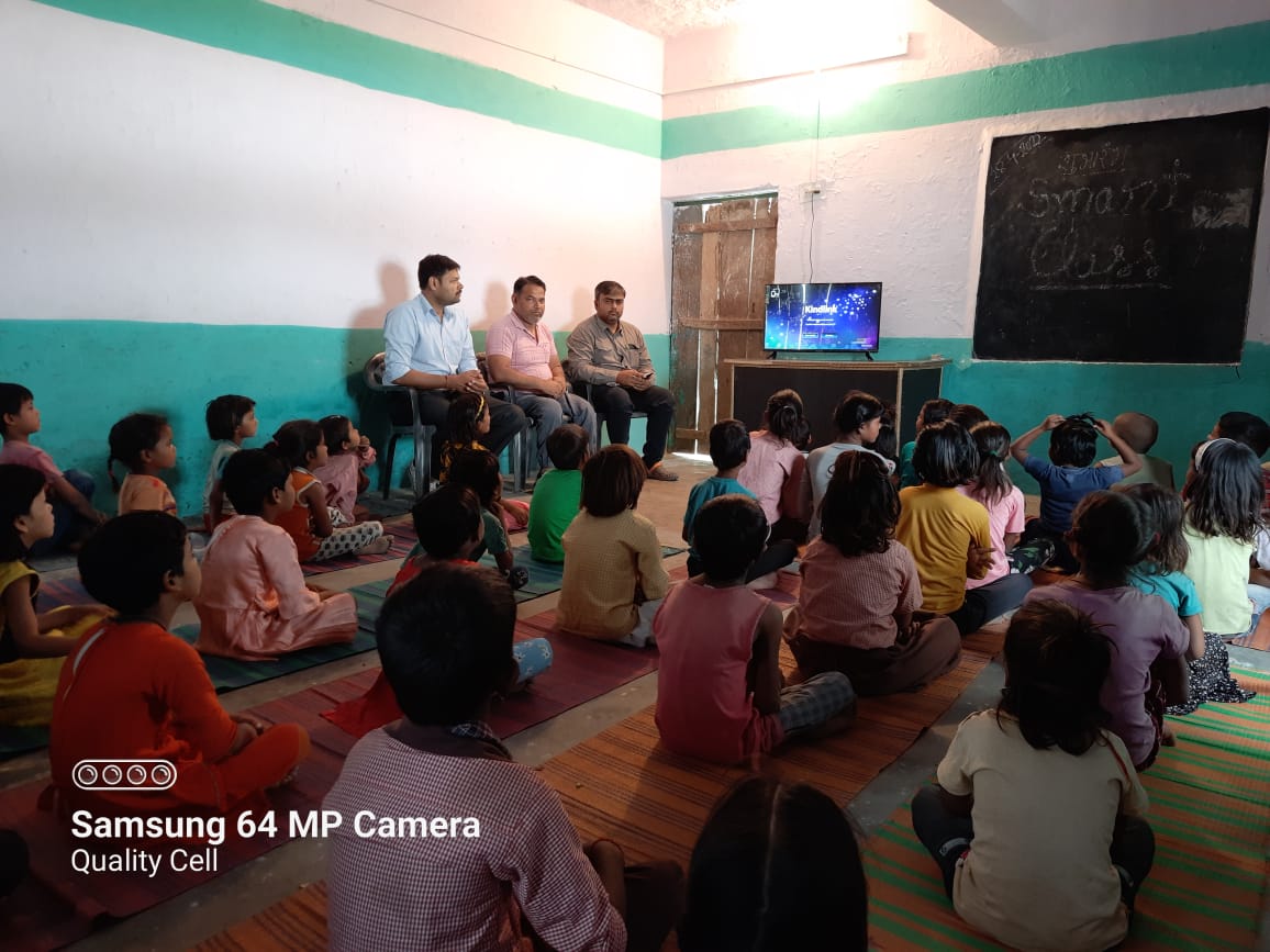 Photo of अध्यापको ने स्वयं के व्यय पर स्मार्ट टीवी और वाईफाई सिस्टम विद्यालय को किया समर्पित
