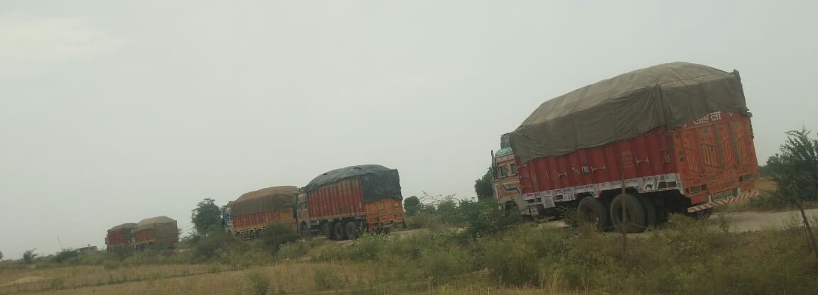 Photo of चम्बल घाटी परिक्षेत्र में मध्यप्रदेश से अवैध मौरंग खनन परिवहन करने में संलिप्त 08 ट्रक सीज