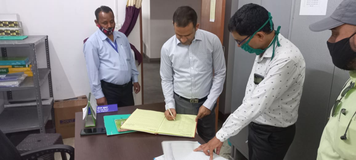 Photo of रुद्रपुर : विकास भवन के कार्यालयों का औचक निरीक्षण करते सीडीओ आशीष भट्टगई