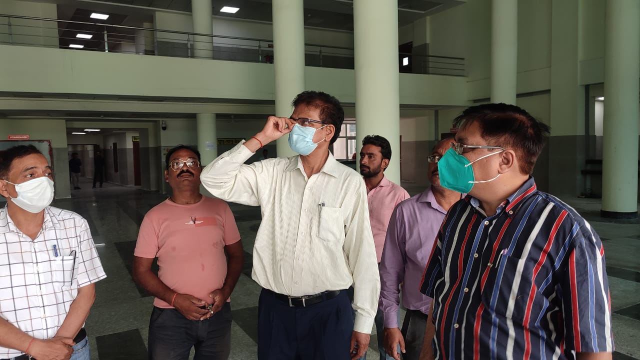 Photo of लखीमपुर खीरी : सीएमओ डॉ. शैलेंद्र भटनागर ने निरीक्षण कर लिया चिकित्सालय की व्यवस्थाओं और तैयारियों का जायजा