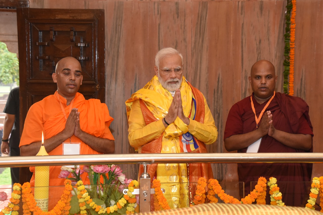 Photo of कुशीनगर : पीएम मोदी ने किया भगवान बुद्ध का दर्शन व पूजन अर्चन