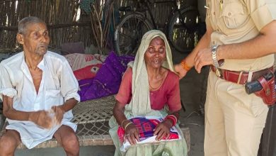 Photo of लखीमपुर खीरी : मझगई चौकी इंचार्ज बने एक वृद्ध मां के बेटे, उपलब्ध कराई खाद्य सामग्री