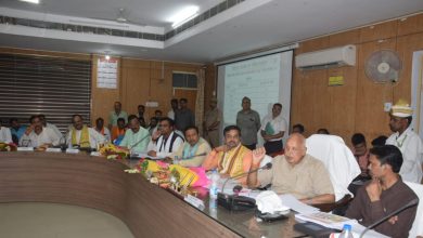 Photo of लखीमपुर खीरी : कृषि मंत्री ने ली कानून व्यवस्था व विकास कार्यों की समीक्षा बैठक, दिए निर्देश