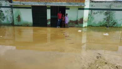 Photo of मैनपुरी : बच्चों से विद्यालय में भरा बरसाती पानी निकलावाने की शिकायत की