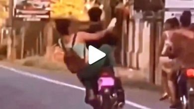 Photo of Video : बाइक सवार को लात मारने के चक्कर में खुद गिरी ‘पापा की परी’, लोग बोले- कर्मों की सजा