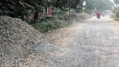 Photo of सीतापुर: दस दिन तक सड़क पर चलता काम अब बंद पड़ा