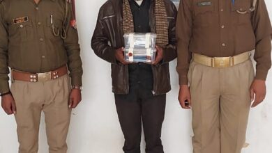 Photo of फतेहपुर: पुलिस के हत्थे चढ़ा मोबाइल चोर, सात कीमती फोन बरामद