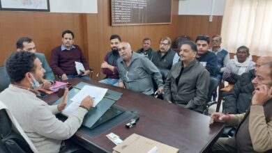 Photo of हरिद्वार: व्यापारियों के साथ बैठक करते एसडीएम पूरण सिंह
