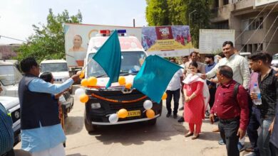Photo of सुल्तानपुर : डीएम और सांसद प्रतिनिधि ने सचल पशु चिकित्सा वाहन को दी हरी झण्डी