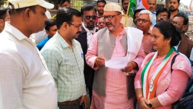 Photo of बांदा : एलआईसी कार्यालय के बाहर कांग्रेसियों ने किया धरना-प्रदर्शन