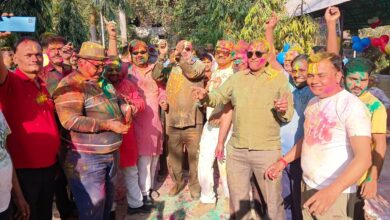 Photo of बांदा : होली के रंग में सराबोर रहा बांदा जनपद, राज्यमंत्री संग डीएम ने की मस्ती