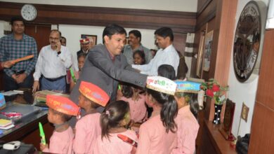 Photo of लखीमपुर : डीएम ने खेली परिषदीय विद्यालय के बच्चों संग होली, दिए उपहार