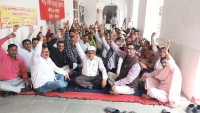 Photo of सीतापुर : पुरानी पेंशन बहाली को लेकर कलेक्ट्रेट कर्मचारियों ने दिया धरना