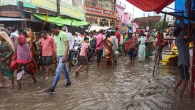 Photo of सीतापुर : आस्था के चलते बारिश के जलभराव से गुजरने को मजबूर हुए श्रद्धालु