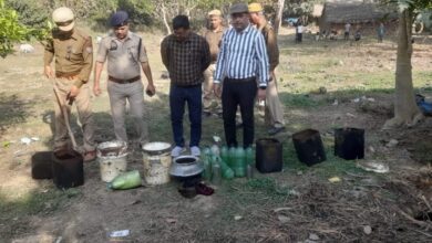 Photo of महराजगंज : शराब ठिकानों पर SDM-CO ने की छापेमारी,  50 लीटर कच्ची शराब किया बरामद