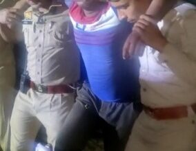 Photo of पुलिस मुठभेड में एक लुटेरा गिरफ्तार लूट के मोबाइल  बाइक बरामद