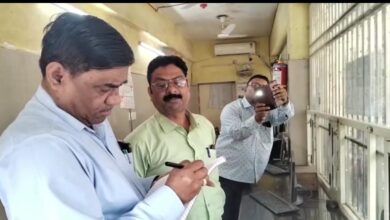 Photo of बरेली जिला अस्पताल की OPD में CMO ने किया निरीक्षण, डॉक्टर साहब मिले नदारद