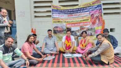Photo of ट्रेन के स्टॉपेज की मांग को लेकर नागरिकों ने रेल रोको पद याञा निकालकर विरोध जताया