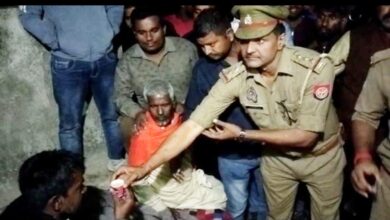 Photo of महराजगंज : तीन दिनों से भूख हड़ताल पर बैठे किसान का अनशन पुलिस ने चाय पिलाकर तुड़वाया