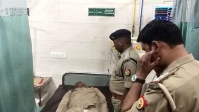 Photo of फिरोजाबाद कोर्ट में ड्यूटी के दौरान अचानक गिरे दरोगा