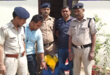 Photo of मिर्जापुर : बेखौफ चोरों ने तीन जगह काटी सिग्नल केबिल, भनक लगते ही हुए गिरफ्तार