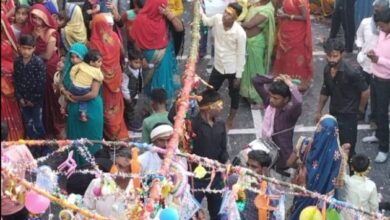 Photo of मां शीतला देवी में नेजा चढ़ाने पहुंचे ग्राम नौगांव से हजारों की संख्या में भक्त चारों तरफ मां शीतला की गूंज सुनाई दी