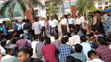 Photo of अयोध्या : छात्रवृत्ति न मिलने से नाराज छात्रों ने प्रशासनिक भवन के गेट पर जड़ा ताला