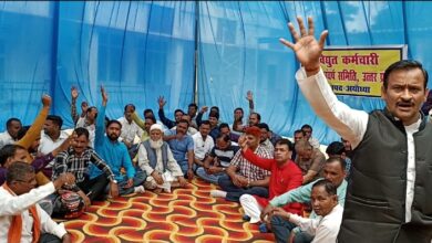 Photo of अयोध्या : विद्युत कर्मियों का धरना अनवरत जारी, न सरकार का डर और न न्यायालय की अवमानना का भय