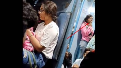 Photo of ट्रेन में सरेआम लड़की ने किया गंदा काम, सब देखते रहे लेकिन किसी ने…देखें Video