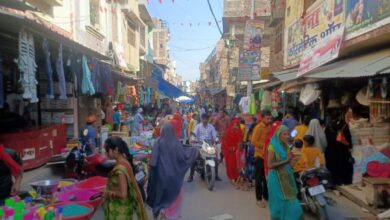Photo of बहराइच : बाजारों में छायी होली की रौनक, रंग-बिरंगी पिचकारियों ने लगाई भीड़