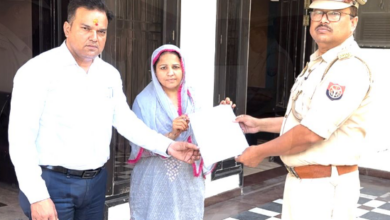 Photo of कानपुर : राज्यपाल को ज्ञापन सौपने से पहले ही सपा विधायक की पत्नी को पुलिस ने किया नजरबंद