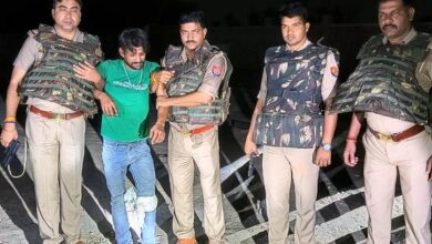 Photo of कुशीनगर : पुलिस और पशु तस्करों में फायरिंग, हिरासत में दो तस्कर