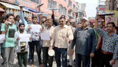 Photo of हरिद्वार : पॉड कार प्रोजेक्ट के विरोध में प्रदर्शन करते व्यापारी