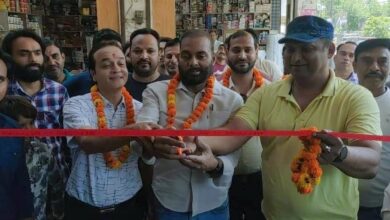 Photo of नवनिर्वाचित चेयरमैन का दुकानदारों ने माल्यार्पण कर स्वागत किया, चेयरमैन ने फीता काटकर रेस्टोरेंट का उद्घाटन किया