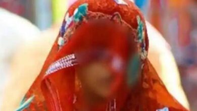 Photo of कानपुर : आंखों में आंसू भरकर बोली-साहब देवर से सम्बंध बनाने के लिये पति करता है तंग