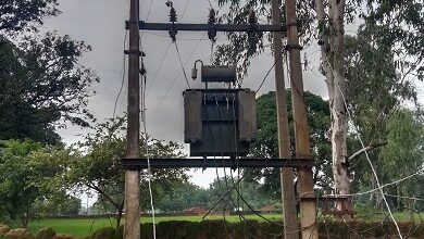 Photo of लखीमपुर : काफी समय से खराब पड़ा बिजली ट्रांसफार्मर, लाइन मैन पर लगा बड़ा आरोप
