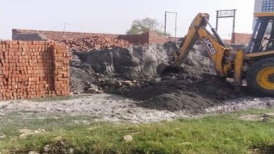 Photo of फतेहपुर : खलिहान की जमीन पर दीवार खड़ी करने से आवागमन में हो रही दिक्कते