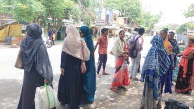 Photo of फतेहपुर : पुलिस की सख्ती ने बंद कराया प्राइवेट वाहन, दर-दर भटकते रहे राहगीर