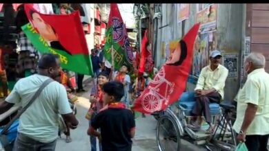 Photo of बरेली : सपा के झंडो का बोझ ढोह रहें नाबालिग बच्चे