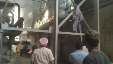 Photo of लखीमपुर : चीनी मिल के बैगास यार्ड में लगी भीषण आग, मची अफरा-तफरी