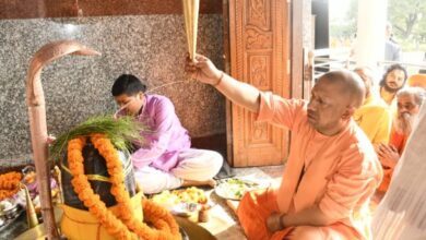 Photo of मुख्यमंत्री योगी आदित्यनाथ ने रूद्राभिषेक के बाद दिव्यांग विवेक की पुत्री का कराया अन्नप्रासन-देखें तस्वीरें