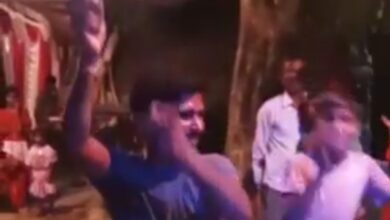 Photo of लखीमपुर : बार-बालाओं के डांस पर युवक ने की हर्ष फायरिंग, वायरल हुआ वीडियो