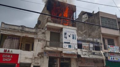 Photo of शिकोहाबाद में दो इलेक्ट्रॉनिक्स के शोरूम पर लगी भीषण आग, लाखों का सामान जलकर हुआ स्वाहा