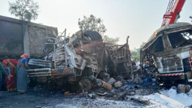 Photo of दर्दनाक हादसा : तीन ट्रकों की टक्कर के बाद लगी भीषण आग, झुलसने से एक ट्रक चालक की मौत