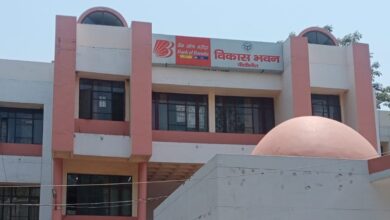 Photo of पीलीभीत : विकास भवन में अधिकारियों की बेगारी से बंद हो गया पंचायत उद्योग